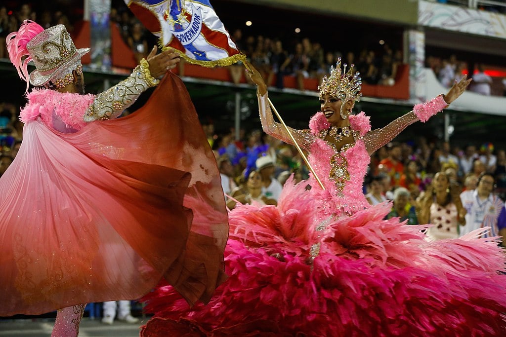 Samba: história, origem, tipos e curiosidades 1 Samba: desfile de escola de samba, com enquadramento na porta-bandeira e seu acompanhante