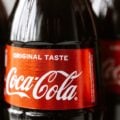 Por que algumas garrafas de Coca-Cola têm tampas amarelas?