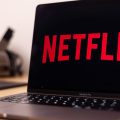 7 lançamentos da Netflix que valem a pena maratonar o quanto antes