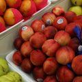 Para que serve o adesivo que é colocado em algumas frutas do mercado?