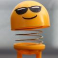 Qual é o real significado do emoji sorridente com óculos escuros?