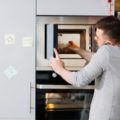 Conheça o melhor método para limpar micro-ondas e deixe sua cozinha brilhando