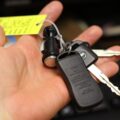 Por que tem gente embrulhando a chave do carro com papel alumínio?