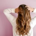 O que determina a cor do cabelo de uma pessoa?