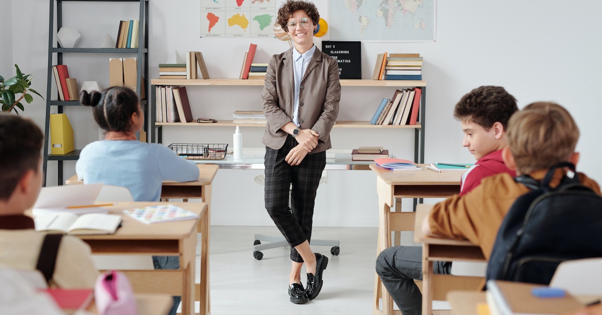 Projeto quer incluir educação política e financeira nos currículos escolares, projeto de lei visa incluir educação política e financeira nos currículos da educação básica, Projeto de Lei nº 268/2023, número de inadimplentes no Brasil.