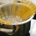 Sabia que existe um jeito certo de cozinhar macarrão? Aprenda a fazer