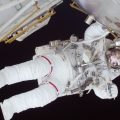 Por que a roupa dos astronautas é branca? Veja como funciona