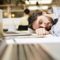 7 dicas e técnicas para espantar o sono na hora do trabalho ou estudo