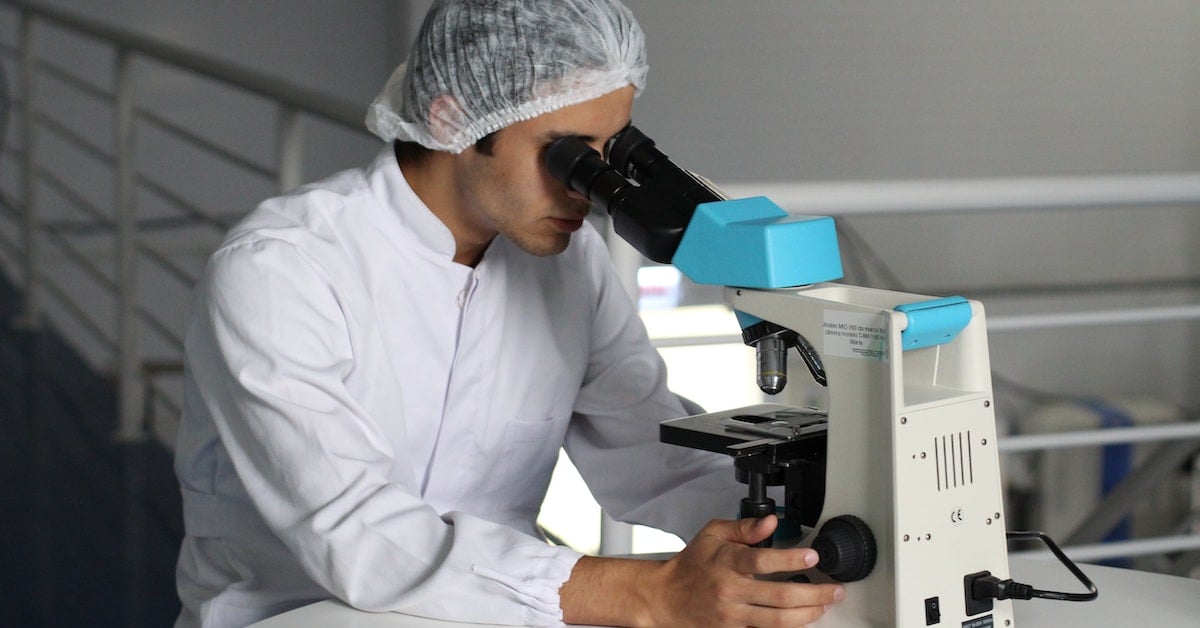 Biomédico: o que faz, quanto ganha e quais as possíveis carreiras