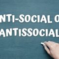 Antissocial ou anti-social: aprenda a forma correta de escrever