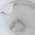 Por que colocar bolinha de papel alumínio no vaso sanitário?