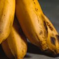 Truque simples para não deixar a banana perder na fruteira