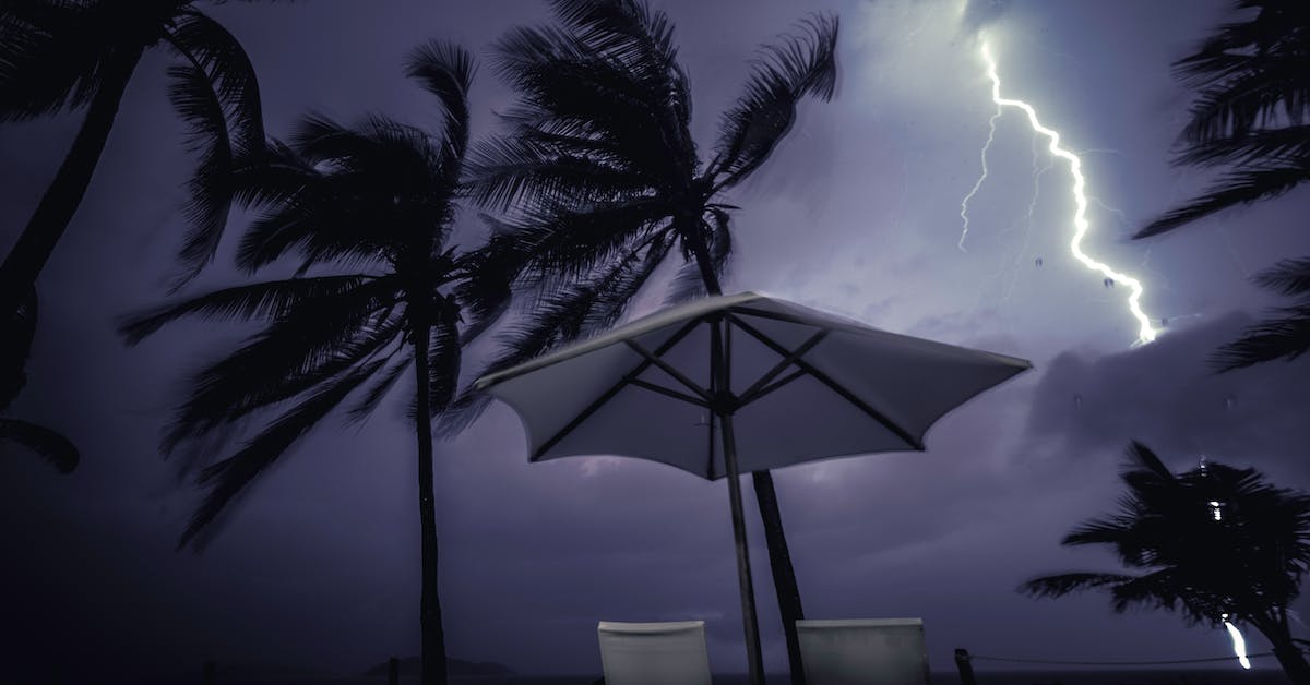 Não faça estas coisas durante uma tempestade, O que não fazer durante uma tempestade, O que não pode fazer quando estiver trovejando, Pode mexer no celular durante uma tempestade, Pode ficar mexendo no celular quando está trovejando.