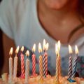 Afinal, por que colocamos velas em bolos de aniversário?