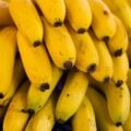 Não é na geladeira: descubra a forma recomendada de guardar bananas