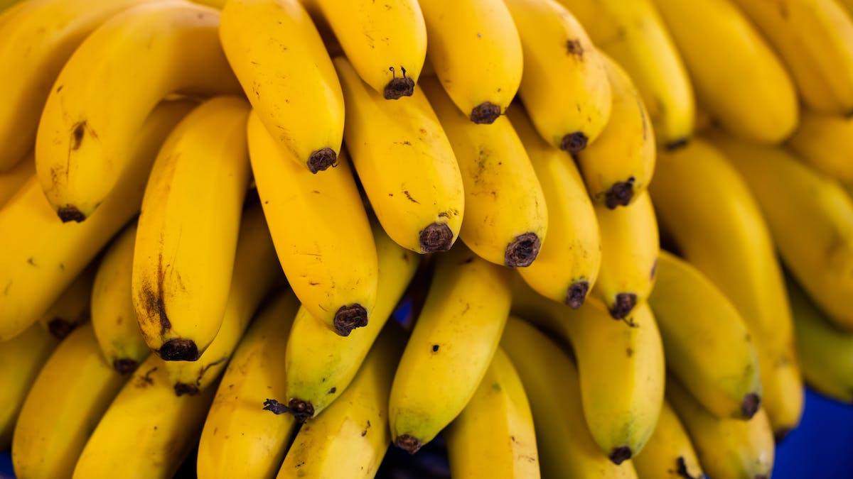 Não é na geladeira: saiba a forma recomendada de guardar bananas, Qual a melhor forma de conservar banana, Pode deixar banana fora da geladeira, Como evitar que a banana estrague, O que fazer para a banana durar mais tempo.