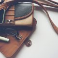 7 itens que você jamais deve carregar na bolsa – e os motivos