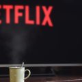 Atualmente, quantos filmes e séries existem no catálogo da Netflix?