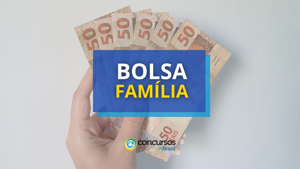 mão segurando notas de 50 reais. No centro, texto: Bolsa Família