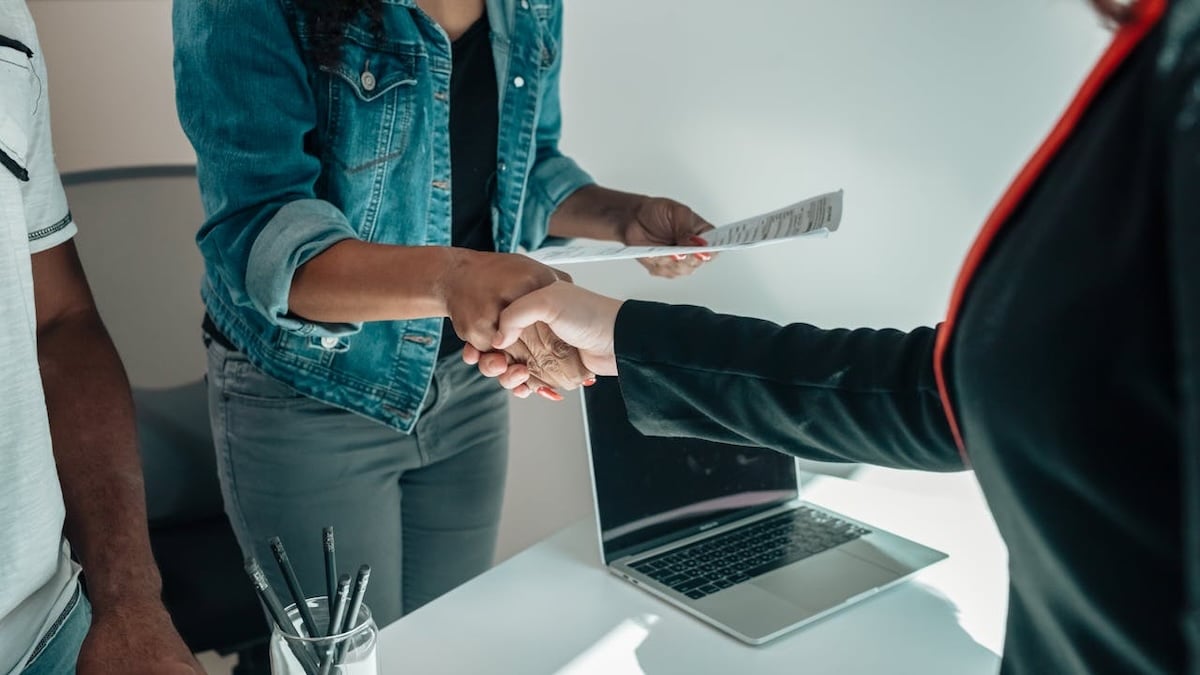 Qual é o certo: 'Agradecemos a preferência' ou 'Agradecemos pela preferência