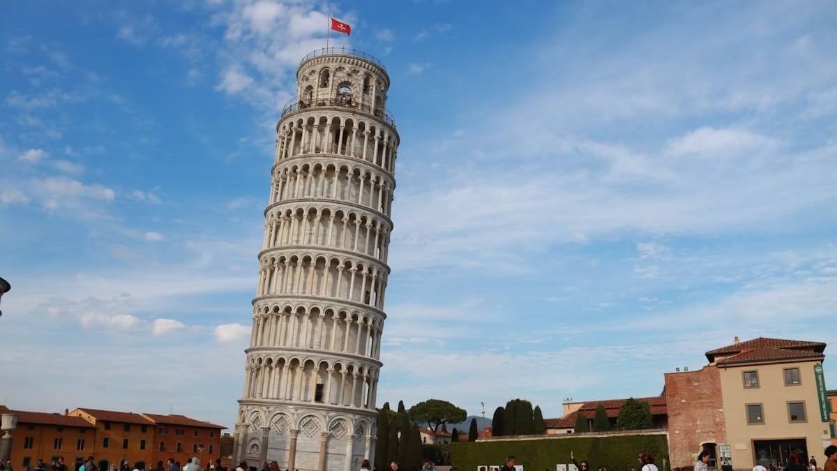 Por que a Torre de Pisa está inclinada, como entortou a Torre de Pisa, o que aconteceu com a Torre de Pisa, quando a Torre de Pisa vai cair, qual a inclinação da Torre de Pisa.