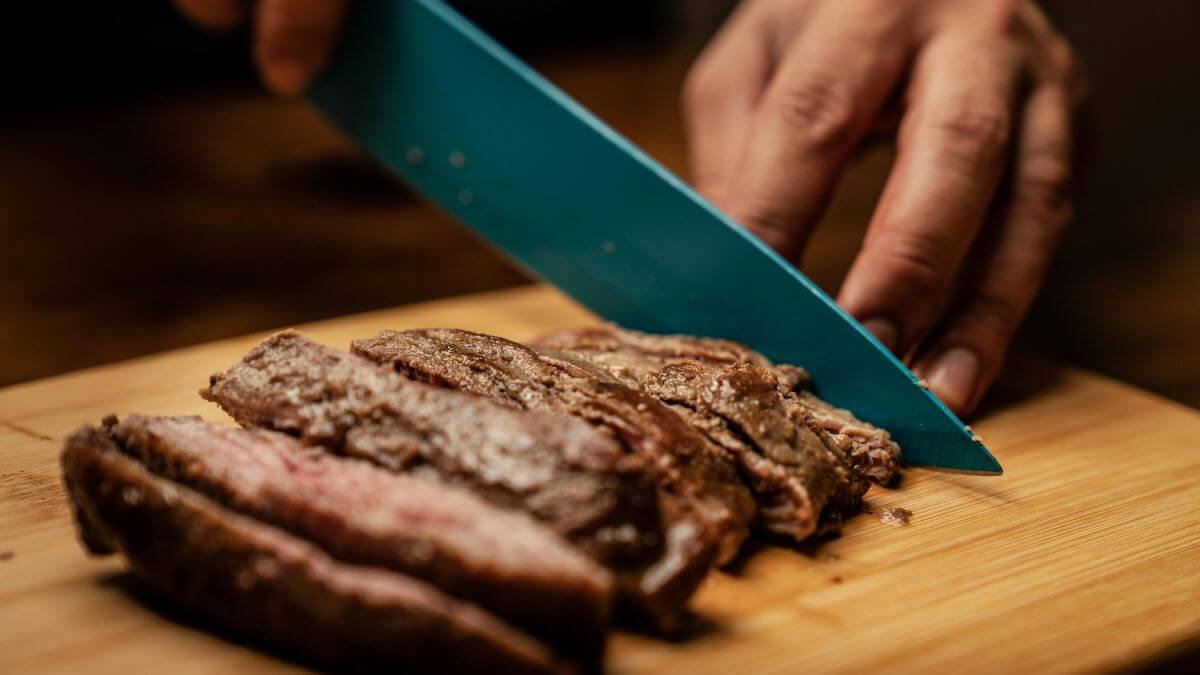 Existe um jeito certo de cortar a carne que muda sua textura e suculência