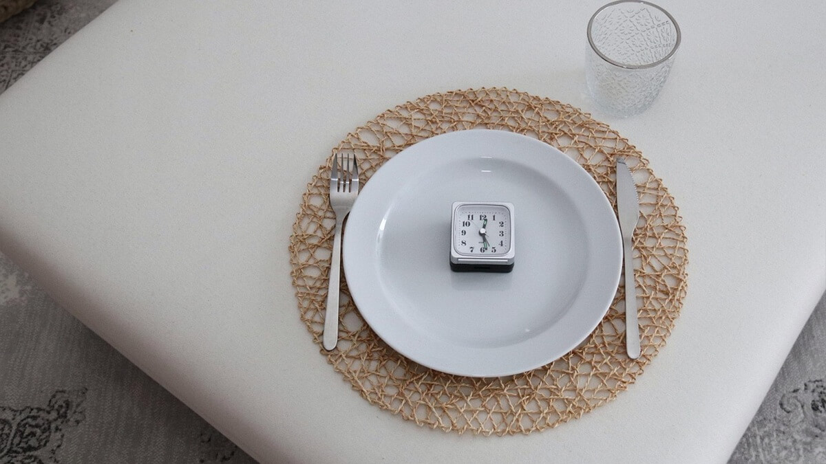 Existe uma hora ideal para jantar e ter uma boa noite de sono? Veja o que diz a ciência Existe uma hora ideal para jantar e ter uma boa noite de sono? Veja o que diz a ciência