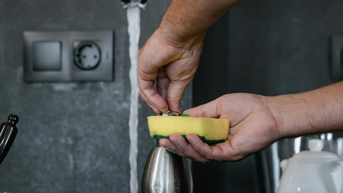 Com que frequência é necessário trocar a esponja de lavar louças?