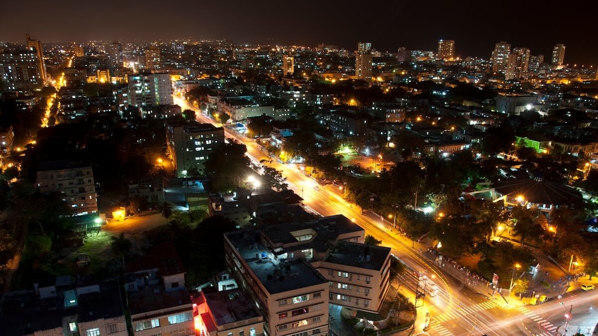 Qual foi a primeira cidade a receber energia elétrica