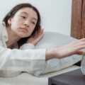 Por que algumas pessoas conseguem acordar minutos antes do alarme tocar?