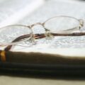 Qual foi o apóstolo que mais escreveu livros no Novo Testamento?