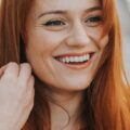 Mexer no cabelo enquanto conversa: o que significa para a Psicologia