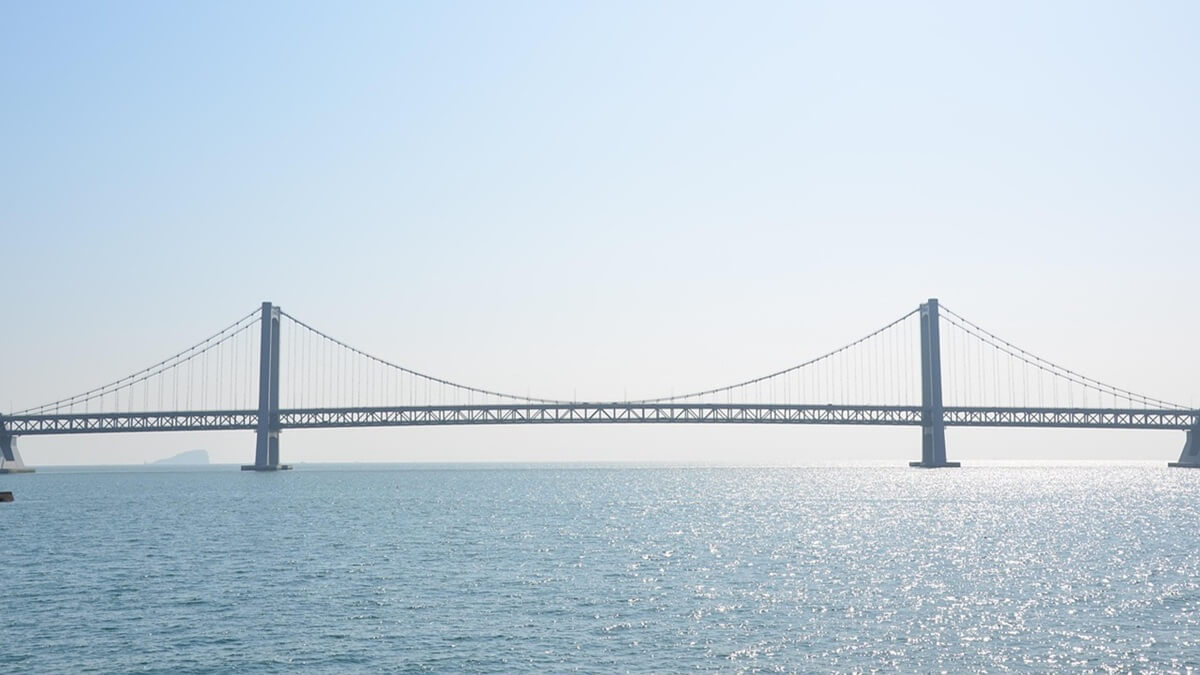 Quantos km tem a ponte mais extensa do mundo?