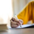 Na norma culta do Português, é correto escrever “acabou de começar”?