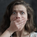 O que significa quando alguém arregala os olhos ao conversar com você?