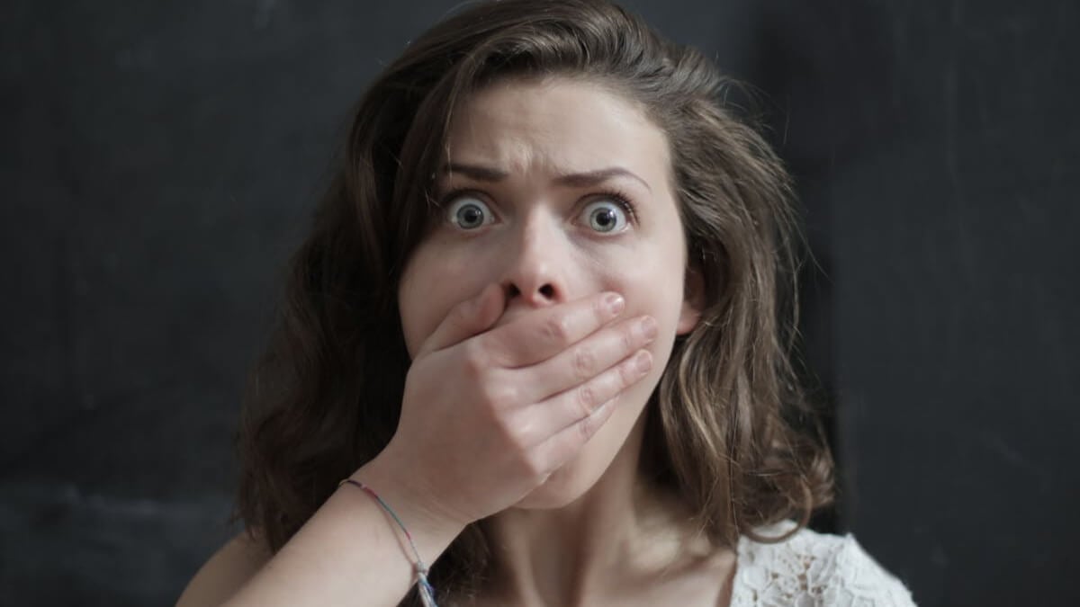 O que significa arregalar os olhos na linguagem corporal, o que significa a expressão arregalar os olhos, como identificar um olhar de interesse, o que faz a pessoa ficar com os olhos arregalados.