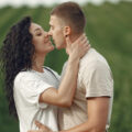 Quando a pessoa beija de olhos abertos, o que isso significa?