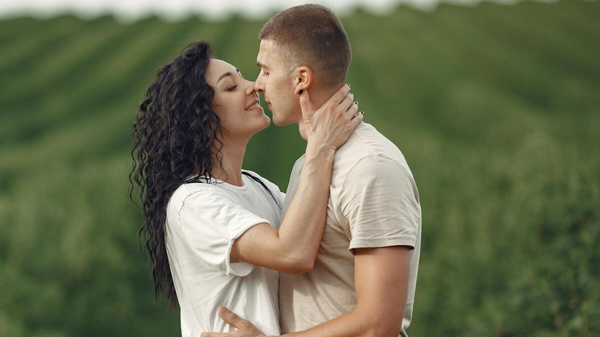 Quando a pessoa beija de olhos abertos, o que isso significa?