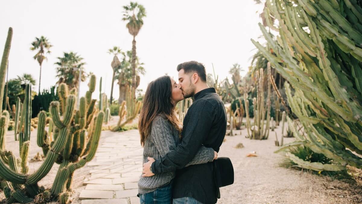 O que significa o gesto de mãos na cintura, onde colocar a mão durante um beijo, como um homem beija quando está apaixonado, onde a mulher coloca a mão na hora do beijo.