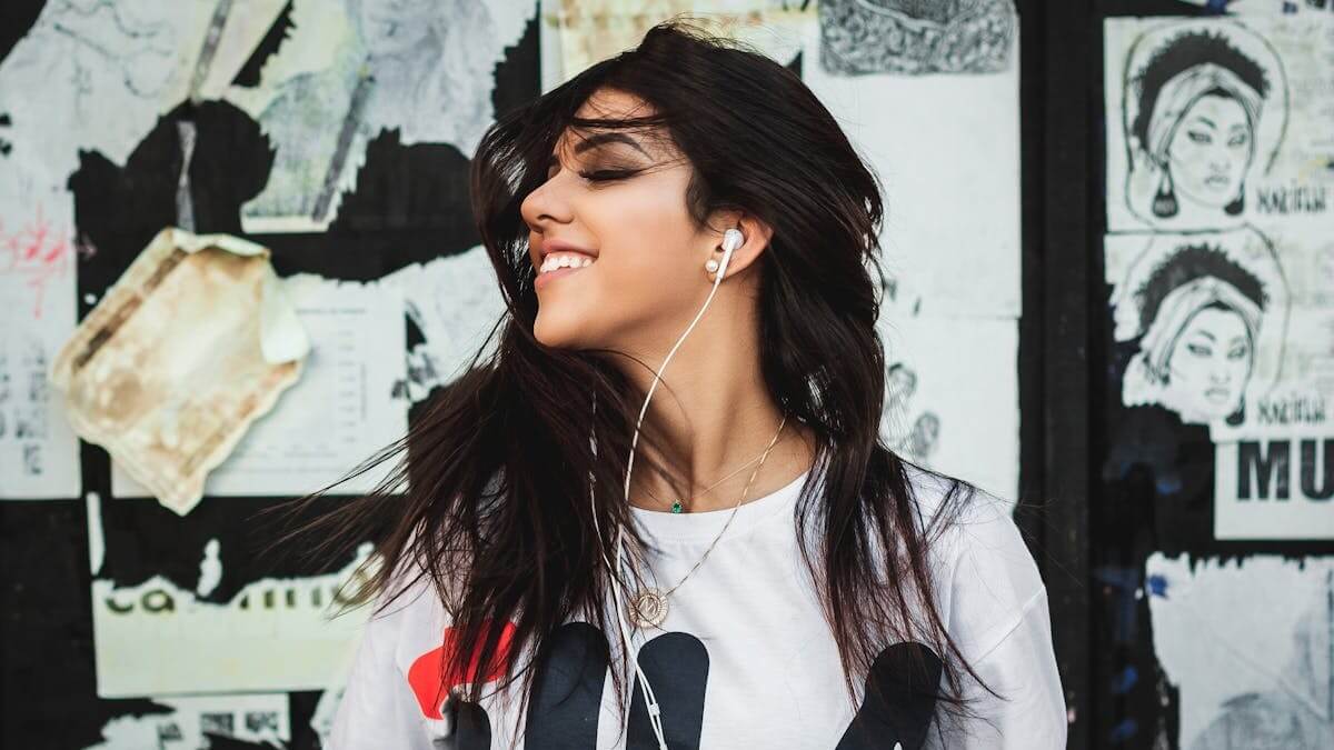 Quais são as 10 músicas que deixam as pessoas mais felizes, quais são as músicas que provocam felicidade, qual é a música mais feliz do mundo, qual música representa a felicidade.