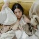 O que significa, para a Psicologia, acumular roupas na cama?