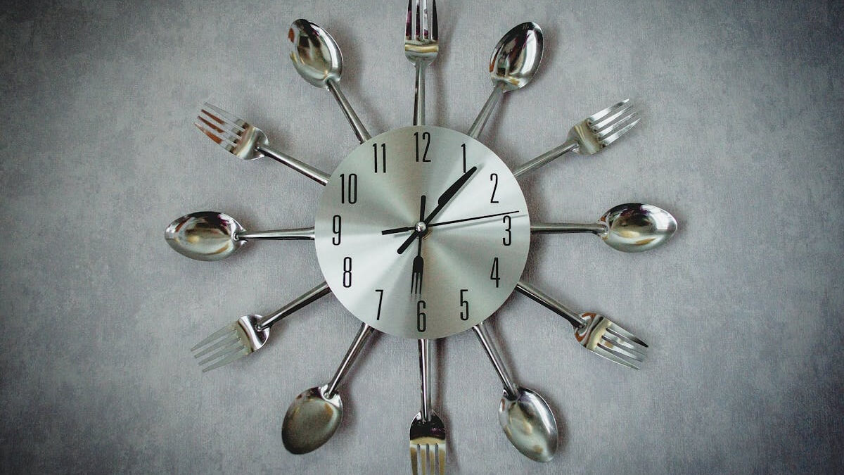 Qual o horário mais certo para jantar, por que jantar mais cedo, pode jantar às 17h, qual o melhor horário para jantar para perder peso.