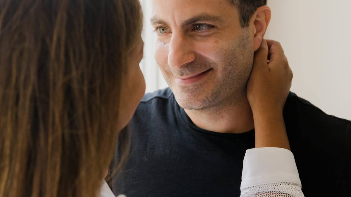 O que significa passar a mão na nuca na linguagem corporal, o que significa fazer carinho na nuca, o que significa quando alguém faz carinho na sua cabeça.